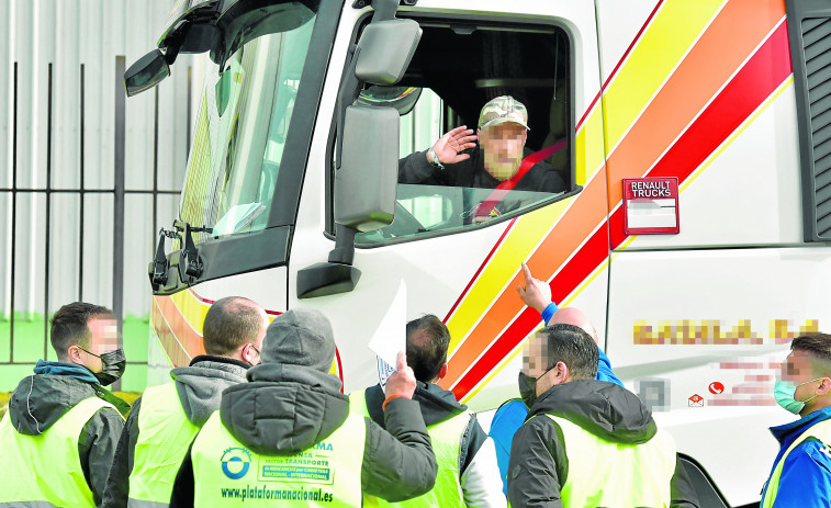 La huelga de transportistas arranca con piquetes ante el muelle de Oza