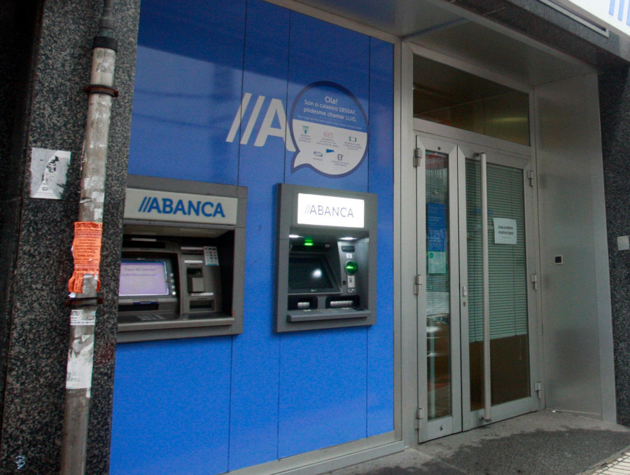 Abanca activa los primeros cajeros para mejorar su cobertura en el rural