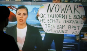La periodista rusa que interrumpió el telediario se enfrenta a una multa de 500 dólares