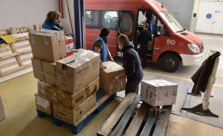 Una docena de bomberos y policías recogerán a 30 refugiados de Ucrania
