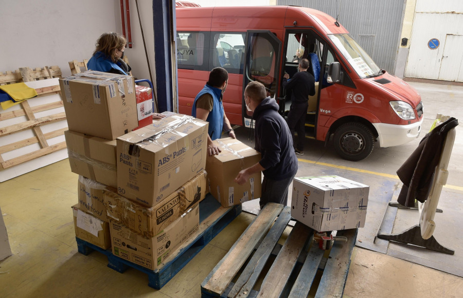 Una docena de bomberos y policías recogerán a 30 refugiados de Ucrania