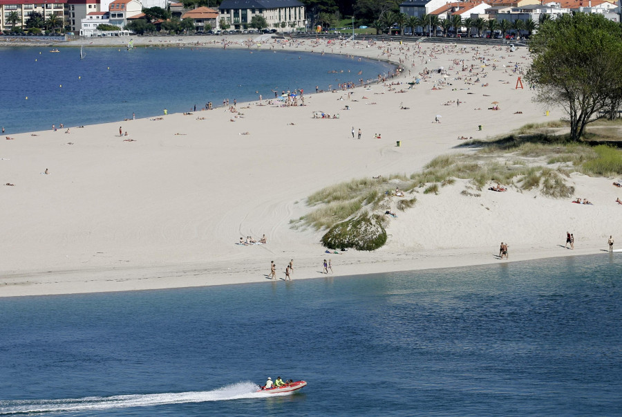 La Diputación de A Coruña destina 900.000 euros a la limpieza de arenales este verano