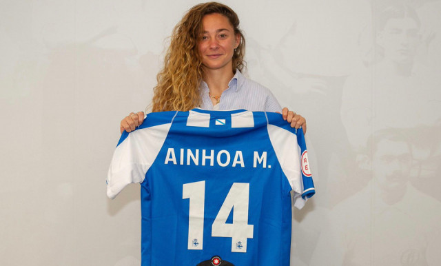 AinhoaMarnposaconlacamisetadelDeportivoysudorsal14.