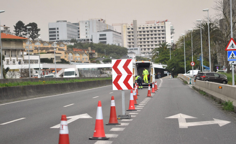 Las tareas de pintado de la pasarela del Materno obligan a cortar carriles