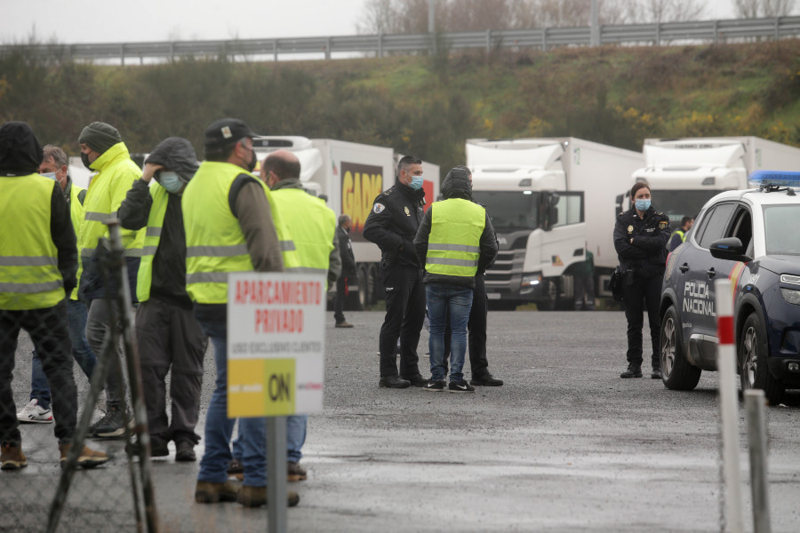 Vías cortadas y desabastecimientos en la tercera jornada de paro del transporte en Galicia