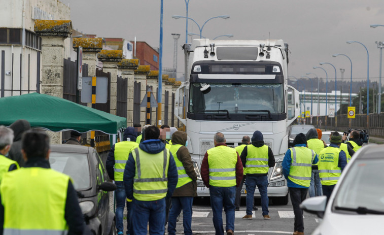 La actividad de la lonja coruñesa cae al 20% por la huelga de transportistas y el amarre de la flota