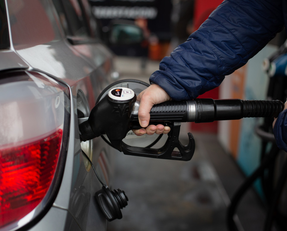 EuropaPress 4313536 hombre reposta gasolina gasolinera barcelona 11 marzo 2022 barcelona cataluna 11330133