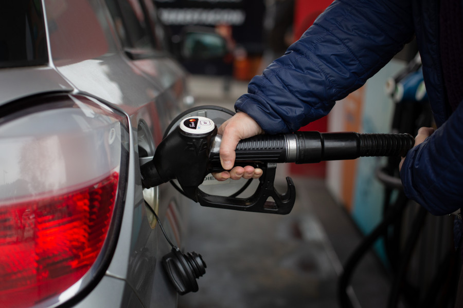 El precio de los carburantes corta su tendencia al alza y se abarata por primera vez en lo que va de 2025