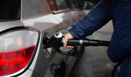 La gasolina y el gasóleo caen más de un 2 % y siguen en mínimos desde mayo