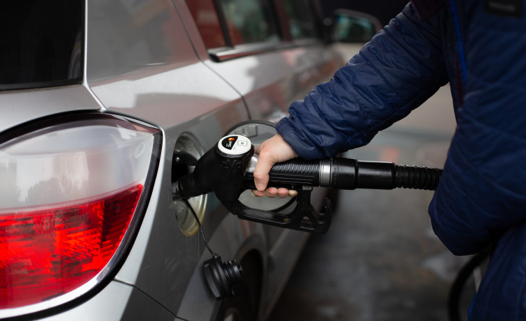 La gasolina y el gasóleo caen más de un 2 % y siguen en mínimos desde mayo