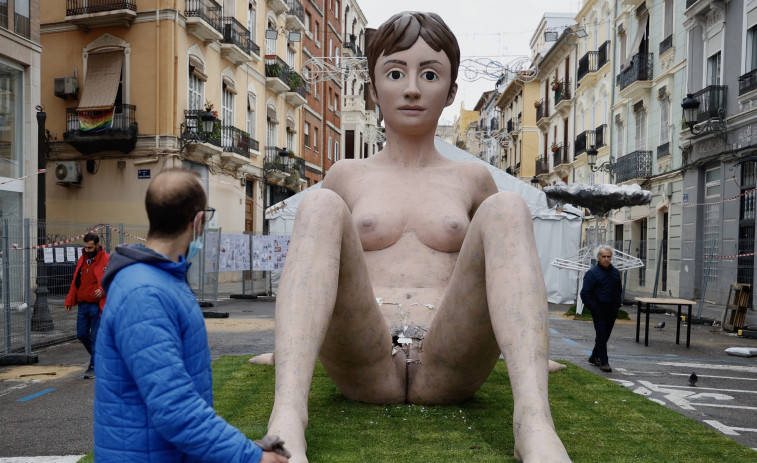 Destrozan la vagina de un monumento sobre el cuerpo femenino de la Falla Lepanto