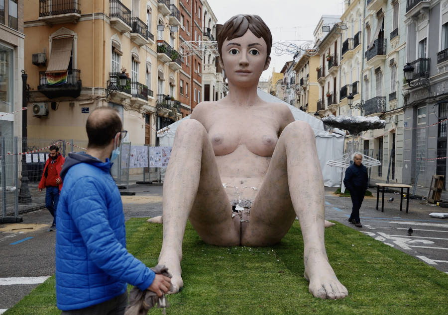 Destrozan la vagina de un monumento sobre el cuerpo femenino de la Falla Lepanto