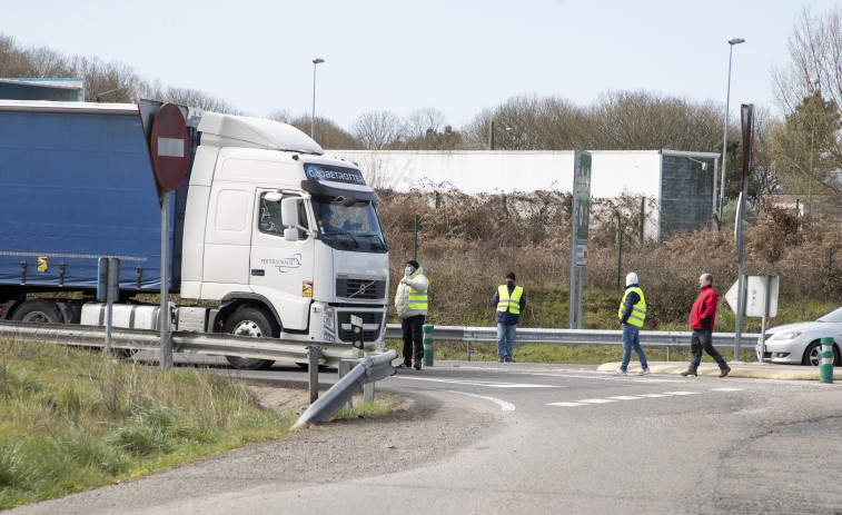 Las consecuencias de la huelga del transporte, comienza a tirarse pescado y cese de abastecimiento de agua mineral