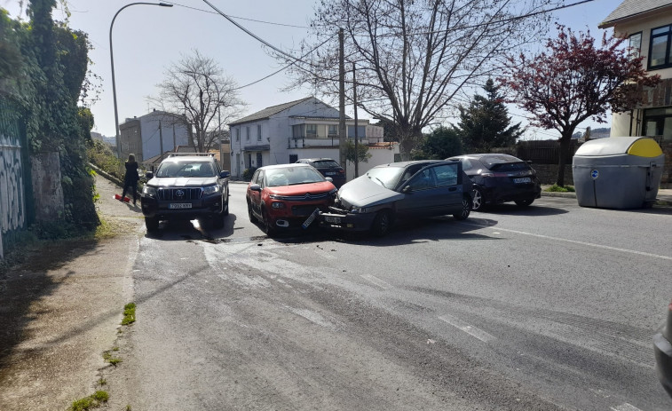 Una colision entre dos turismos causa un atasco en la carretera entre Santa Cristina y Bastagueiro