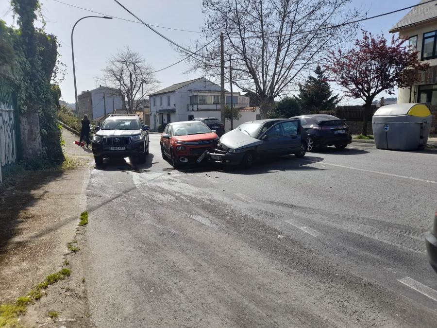 Una colision entre dos turismos causa un atasco en la carretera entre Santa Cristina y Bastagueiro