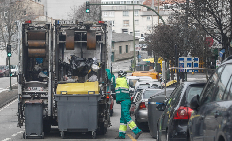 Empleados de limpieza viaria de A Coruña esperarán a que acabe el estado de emergencia sanitaria para acordar la huelga