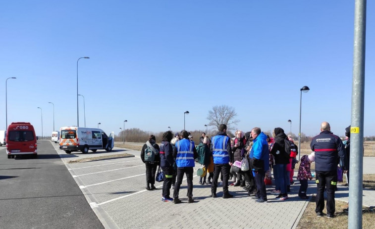 Refugiados de la guerra de Ucrania ya están de camino a la ciudad con bomberos y policías locales