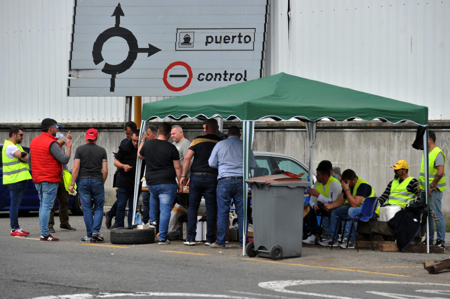 El 95% de los transportistas coruñeses secunda el paro en su primera semana