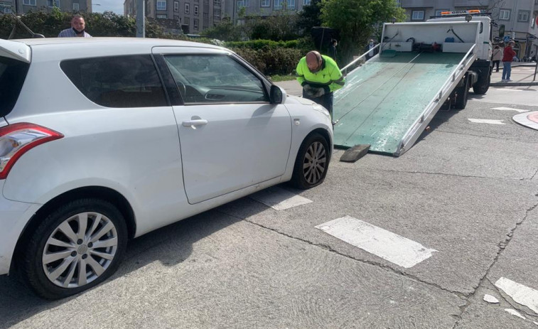 Perforan los neumáticos de ocho vehículos aparcados en O Castrillón