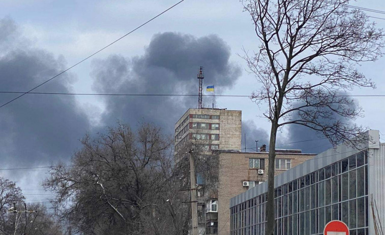 Ucrania denuncia el bombardeo de una escuela con civiles dentro en Mariupol