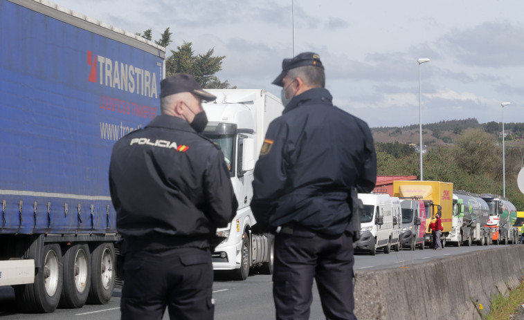 Tranquilidad en la sexta jornada de paro de los transportistas a la espera de la reunión de mañana