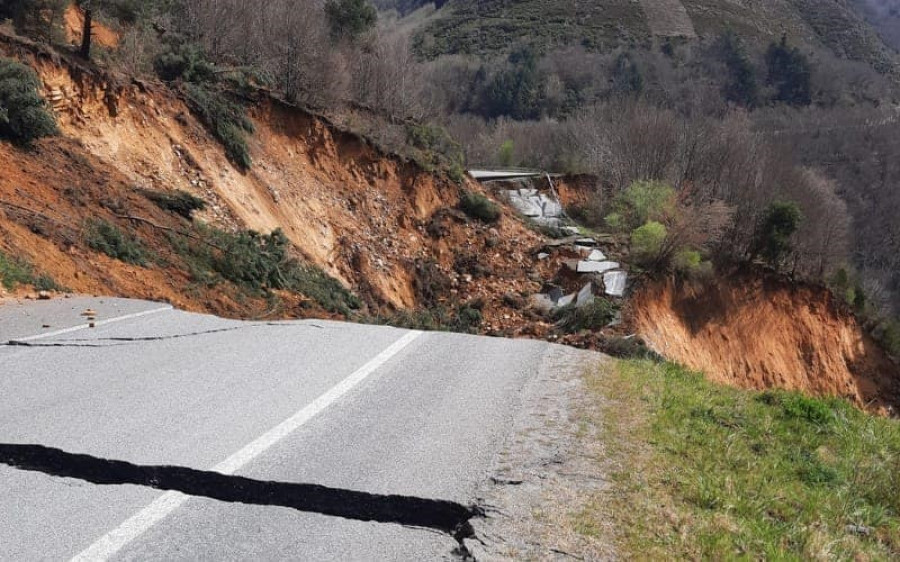 Se hunde un tramo de la carretera LU-651, que une Folgoso do Courel con Quiroga