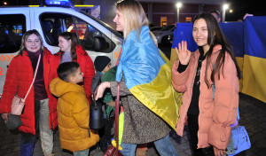 El parque de Bomberos recibe a la caravana con 26 refugiados llegados de Ucrania