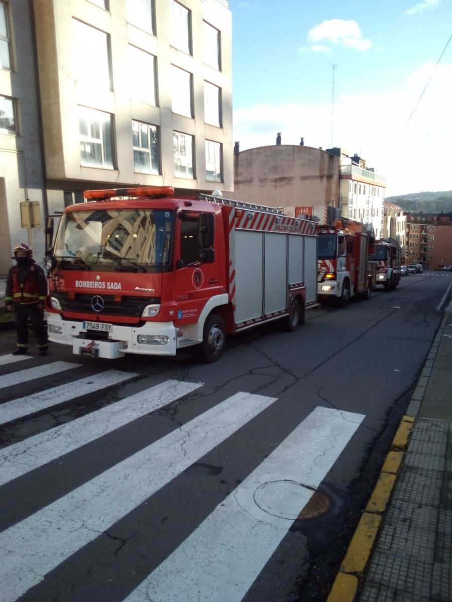 Tres heridos después de un choque frontal entre dos vehículos en Sada