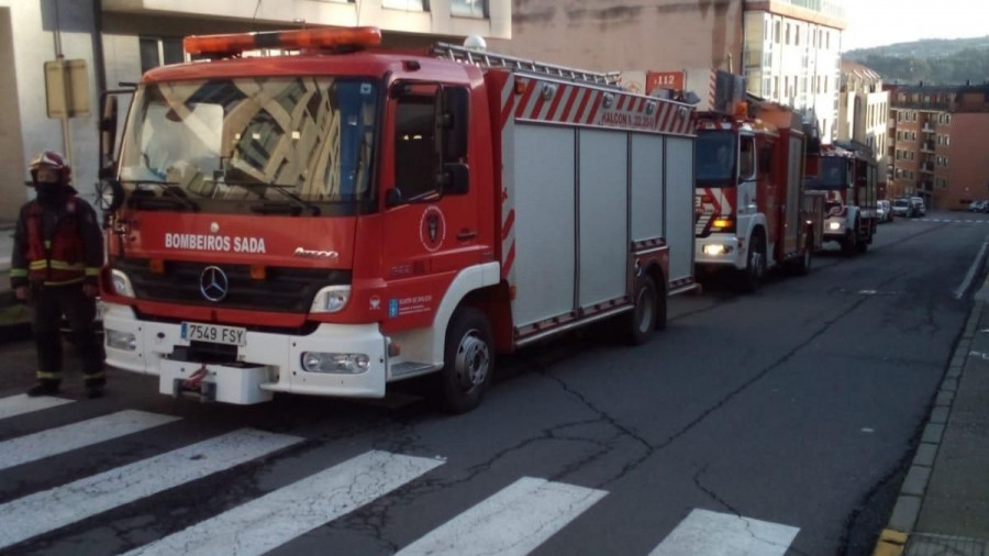 Un incendio en un transformador deja sin luz a un vecindario de Sada, pero no hubo heridos