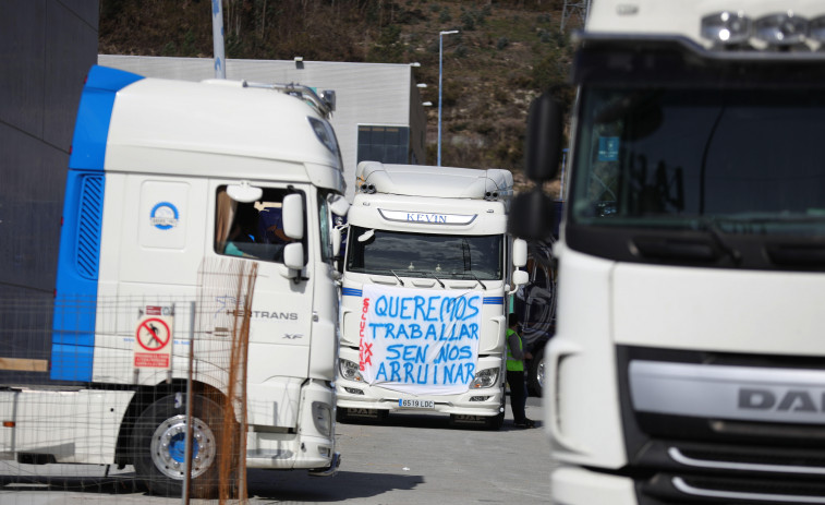 Tractores y camiones desfilan en A Coruña en el inicio del octavo día del paro en el transporte