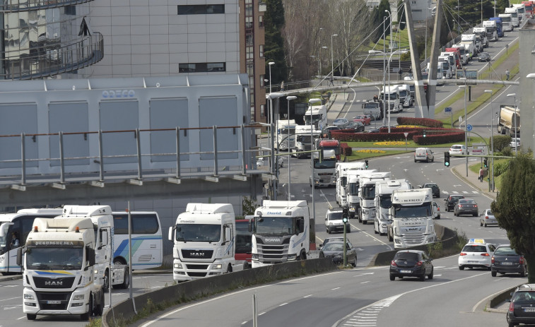Una caravana de 160 camiones recorrió A Coruña en protesta por los precios del combustible