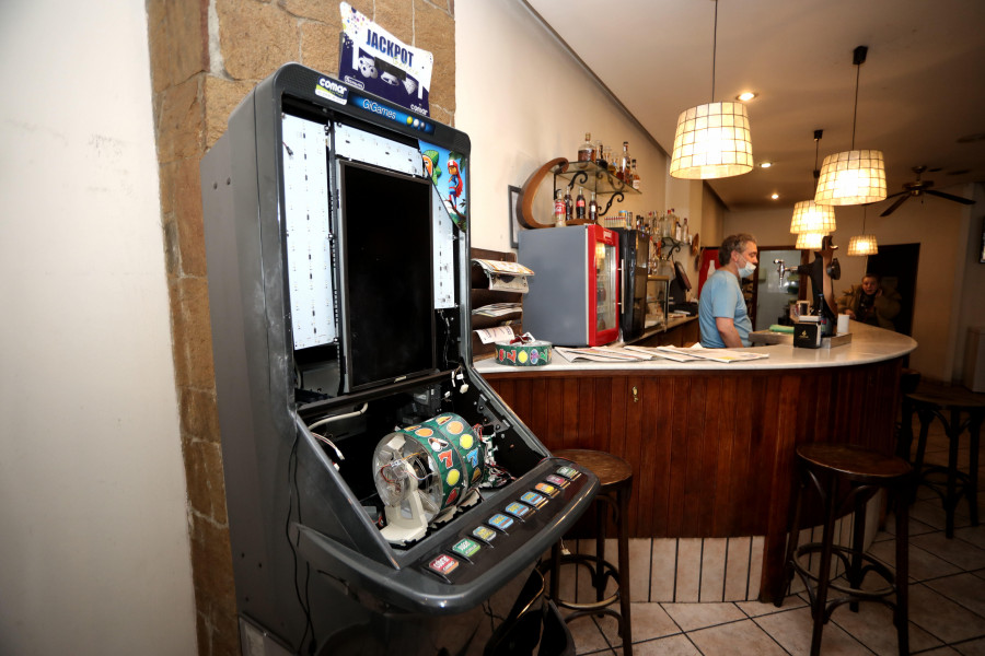 ​Roban en una cafetería de la plaza de Ourense