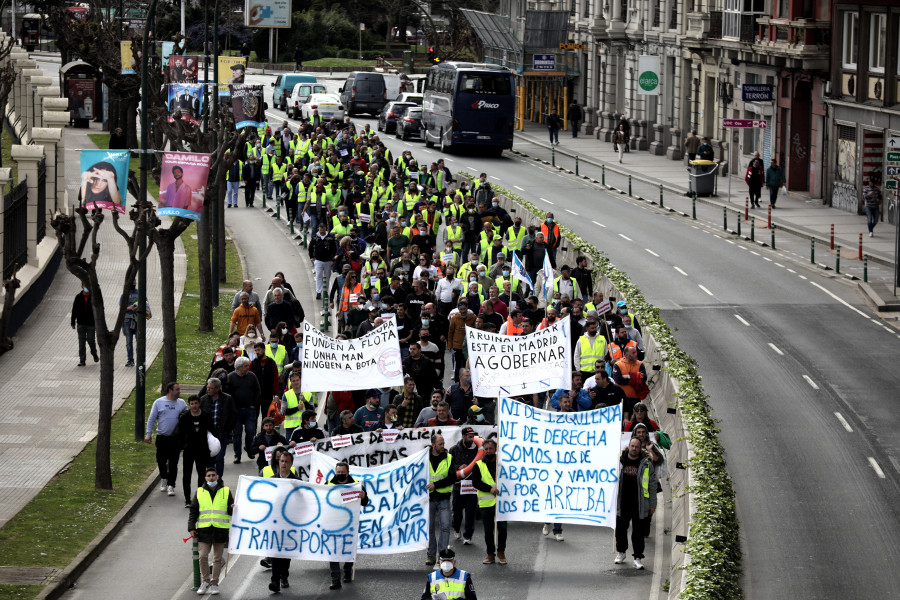 Más de 200 transportistas marchan desde Oza a la Delegación del Gobierno en protesta por los precios del combustible