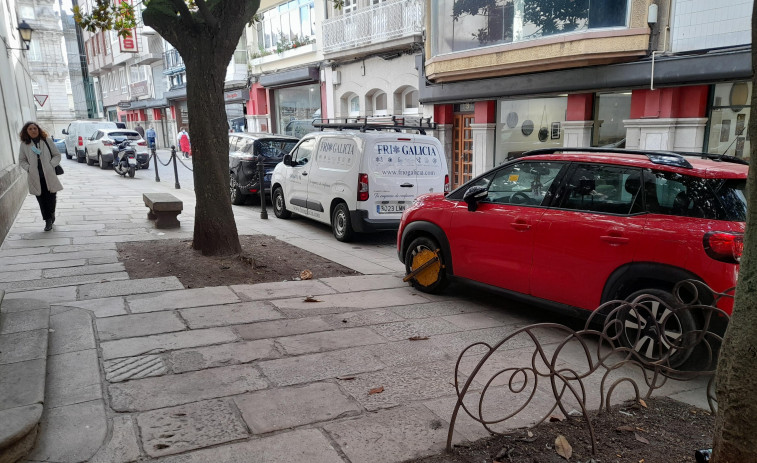 La Policía Local inmoviliza un vehículo extranjero estacionado en la calle de San Agustín