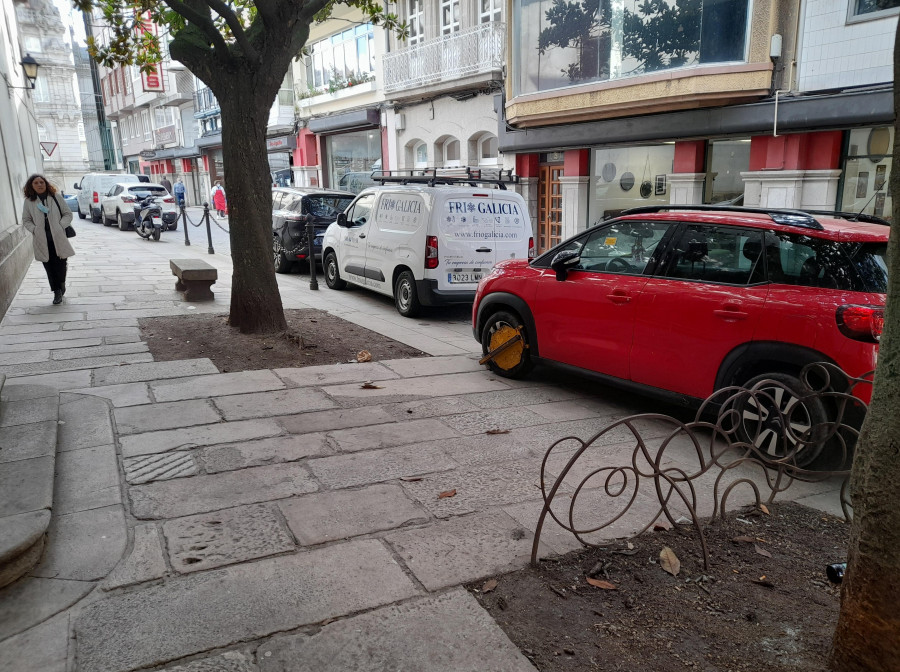 La Policía Local inmoviliza un vehículo extranjero estacionado en la calle de San Agustín