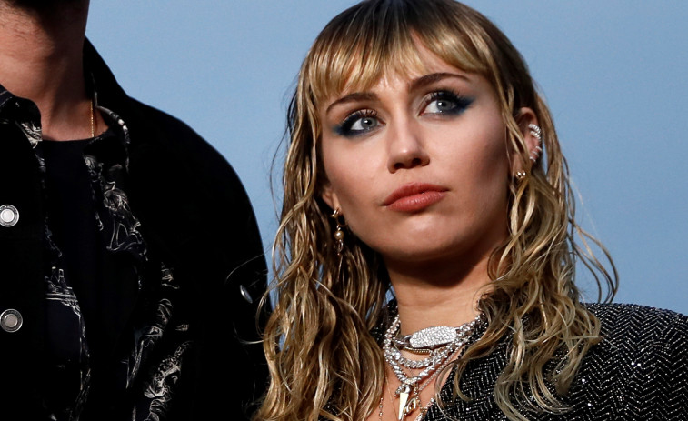 El avión de Miley Cyrus aterriza de emergencia tras el impacto de un rayo