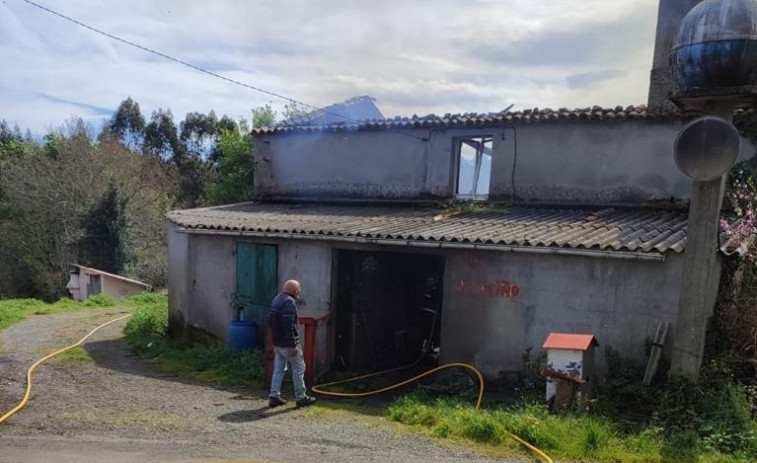 Dos hermanos de edad avanzada de Abegondo se quedan sin casa tras un incendio