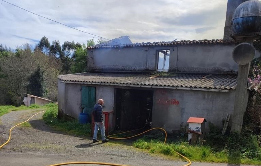 Dos hermanos de edad avanzada de Abegondo se quedan sin casa tras un incendio