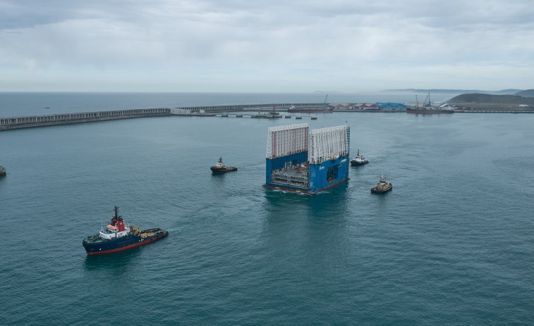El dique cajonero flotante más grande del mundo deja el Puerto Exterior rumbo a Cádiz