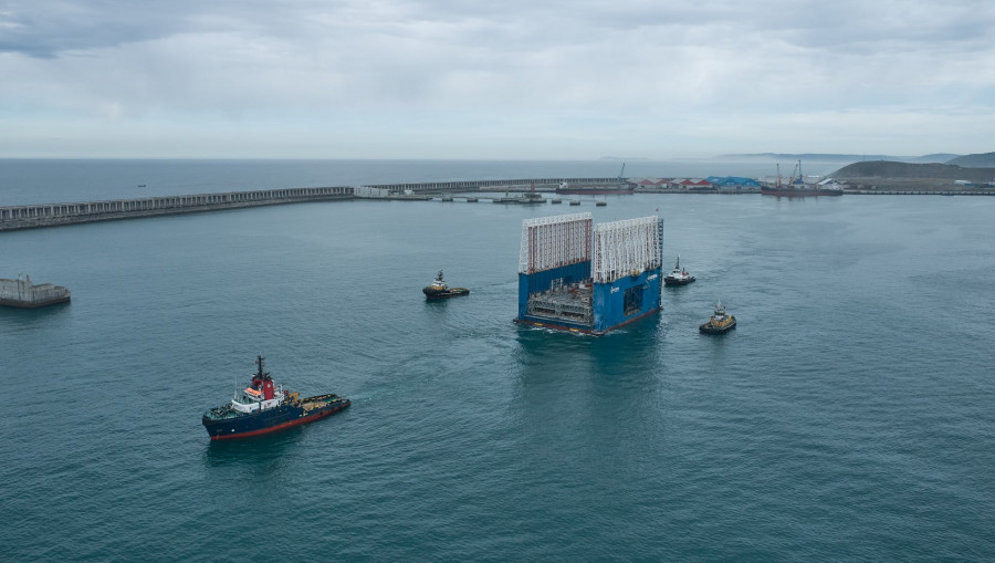 El dique cajonero flotante más grande del mundo deja el Puerto Exterior rumbo a Cádiz