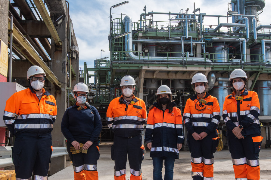 Inés Rey conoce los proyectos de transición energética en su visita a la refinería de Repsol