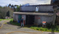 Un incendio calcina por completo una vivienda en Leiro, Abegondo