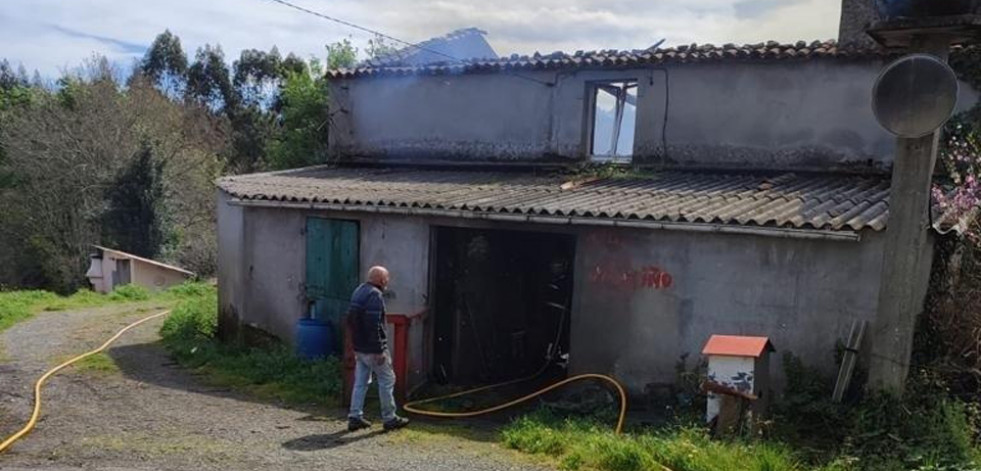 Un incendio calcina por completo una vivienda en Leiro, Abegondo