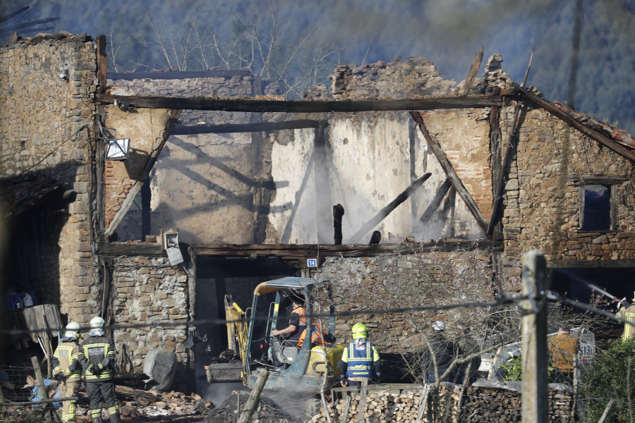 Hallan los cadáveres de dos personas en el caserío de Álava incendiado