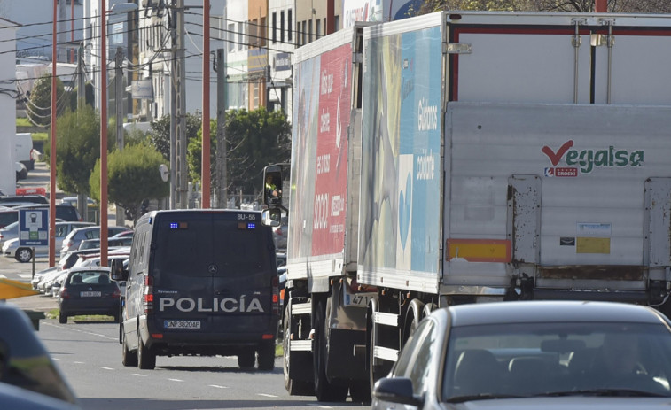 La Policía Nacional escolta setenta camiones en A Coruña cada día