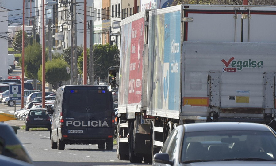 La Policía Nacional escolta setenta camiones en A Coruña cada día