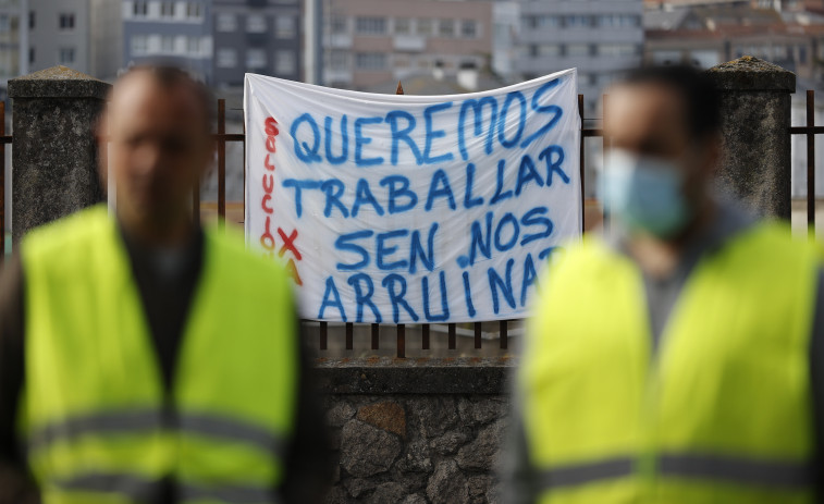 Los transportistas de A Coruña mantienen el paro pero hay división a nivel gallego