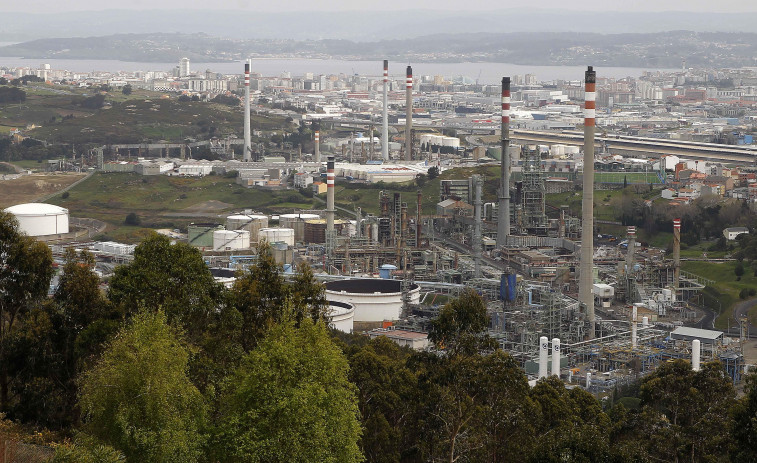 Un accidente en la refinería deja dos trabajadores heridos, que fueron trasladados al Chuac