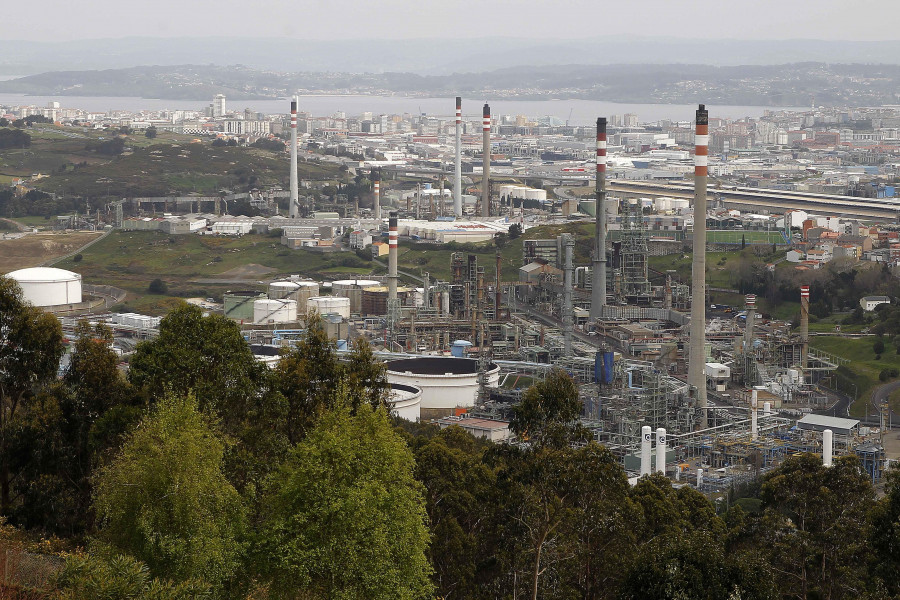 Un accidente en la refinería deja dos trabajadores heridos, que fueron trasladados al Chuac