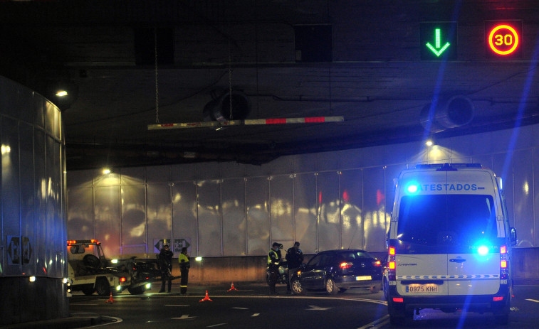 Herido un motorista en un choque en el túnel de María Pita